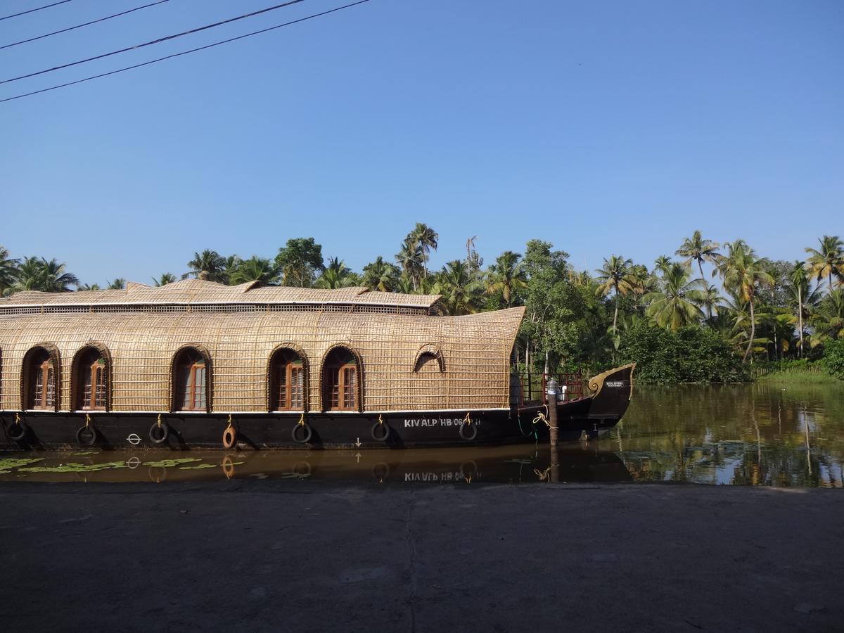 Hotel Royal Riviera Kumarakom Exterior foto
